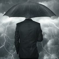 uomo con ombrello nel temporale
